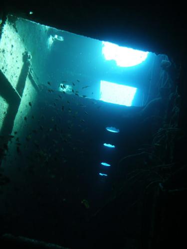 На корабле Ghiannis D, глубина в пределах 30 м