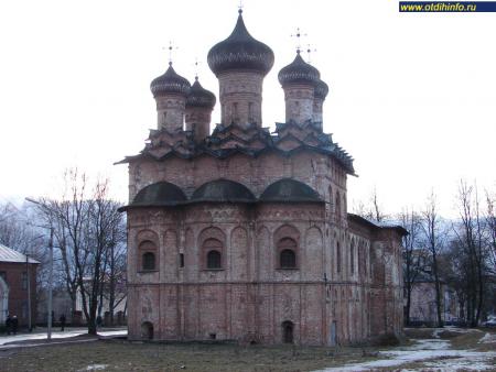 Фото: Духов монастырь, церковь троицы живоначальной