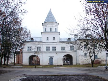 Ярославо дворище, Воротная башня