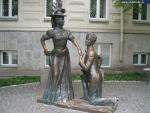 Памятник Проне Прокоповне и Голохвастову — персонажам кинокомедии «За двумя зайцами»