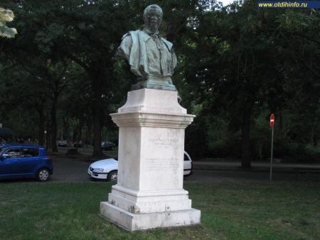 Фото: Памятник-бюст Зигмунду Вильмосу