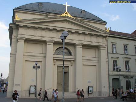 Фото: Лютеранская церковь на площади Деак Ференц Тер