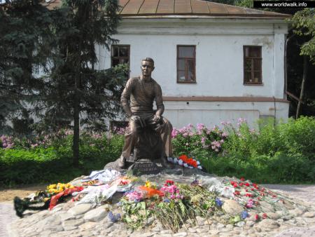 Памятник А. А. Лебедеву