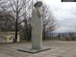 Памятник студентам Днепропетровска — участникам ВОВ, памятник «Скорбящая», памятник «Вечная невеста»