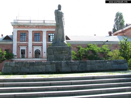 Памятник И. А. Назукину
