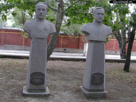Мемориальный комплекс «Аллея Героев», памятник «Витязям морских глубин»