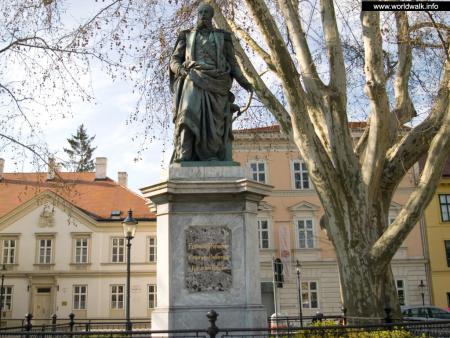 Памятник Максимилиану I, памятник Фердинанду Максимилиану Иосифу фон Габсбургу