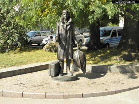 Памятник Лариосику — персонажу романа «Белая гвардия»