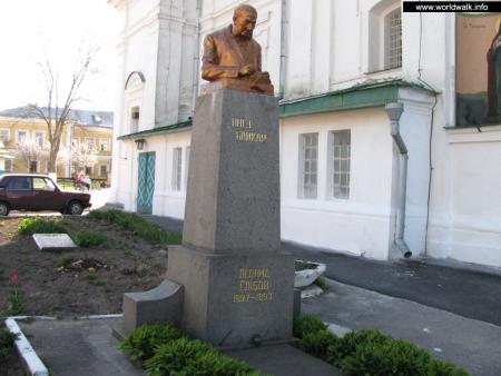 Памятник Л. И. Глебову