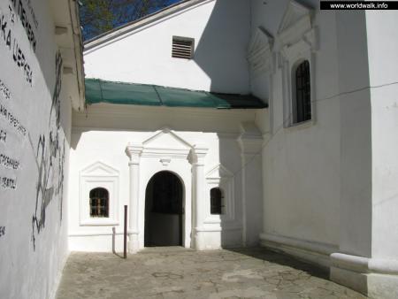 Фото: Ильинская церковь и Антониевы пещеры