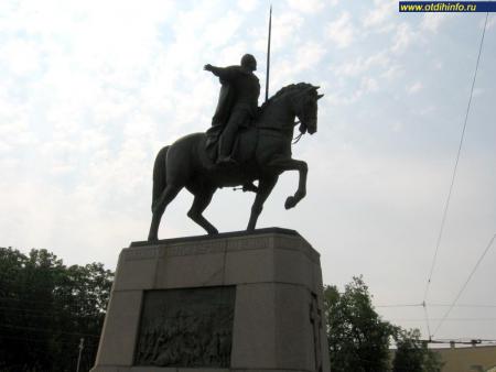 Памятник Александру Невскому на площади Александра Невского
