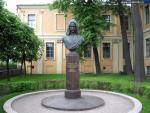 Памятник-бюст А. Д. Меншикову на Университетской набережной