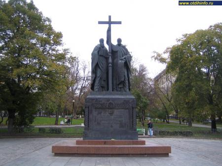 Памятник Кириллу и Мефодию на Славянской площади