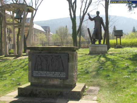 Памятник репатриантам