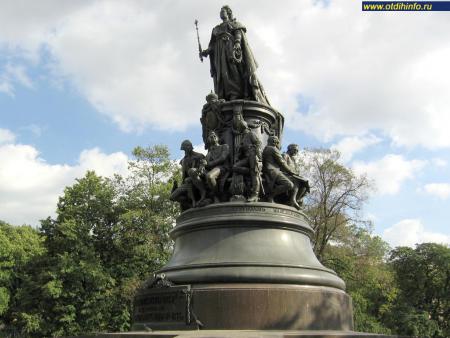 Памятник Екатерине II на Невском проспекте